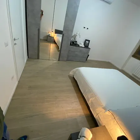 Jonny Apartment *